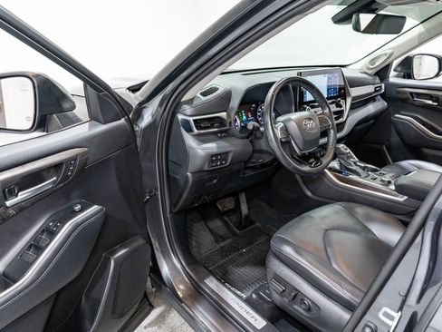 Used 2020 Toyota Highlander Limited image 11