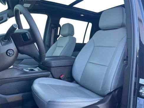 Used 2023 GMC Yukon XL SLT w/ SLT Premium Package image 28