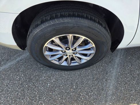 Used 2022 Buick Enclave Essence image 14