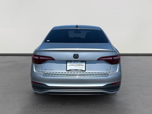 Used 2023 Volkswagen Jetta SE w/ Panoramic Sunroof Package FWD image 4