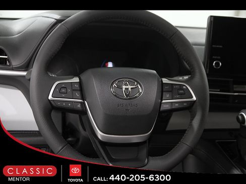 Used 2026 Toyota Sienna XLE FWD image 7