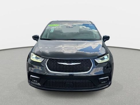 Used 2023 Chrysler Pacifica Touring-L FWD image 2
