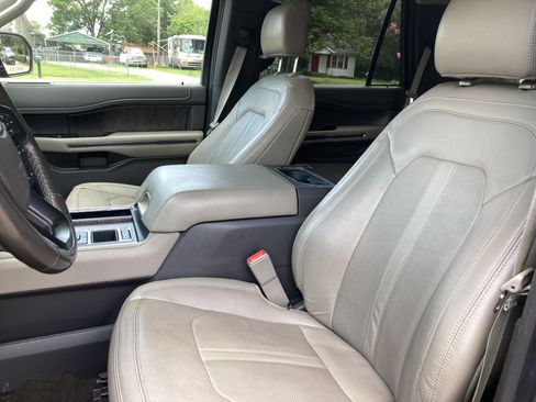 Used 2019 Ford Expedition Limited w/ Equipment Group 301A RWD image 3