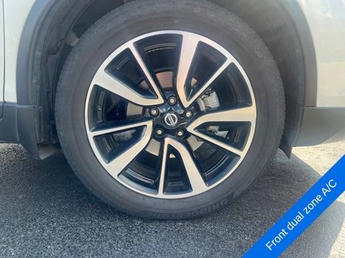 Used 2019 Nissan Rogue SL w/ Premium Package FWD image 4