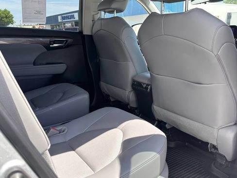 Used 2024 Toyota Highlander Platinum AWD/4WD image 22