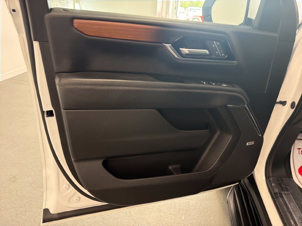 Used 2025 GMC Yukon Denali RWD image 12