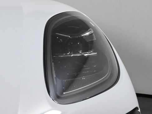 Used 2026 Porsche Macan AWD/4WD image 12