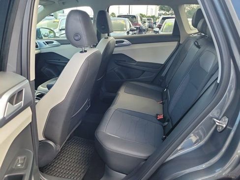 Certified 2025 Volkswagen Taos SE FWD image 12