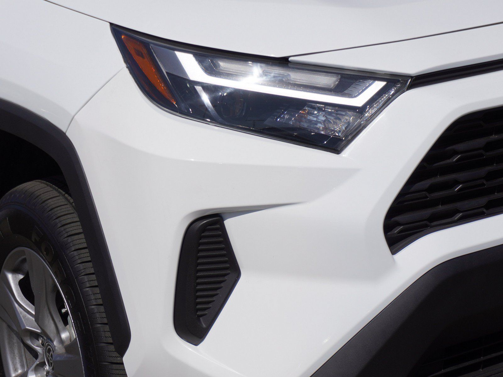 Used 2023 Toyota RAV4 LE AWD/4WD image 3