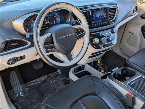 Used 2017 Chrysler Pacifica Limited image 4