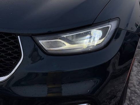 Used 2024 Chrysler Pacifica Touring-L image 2