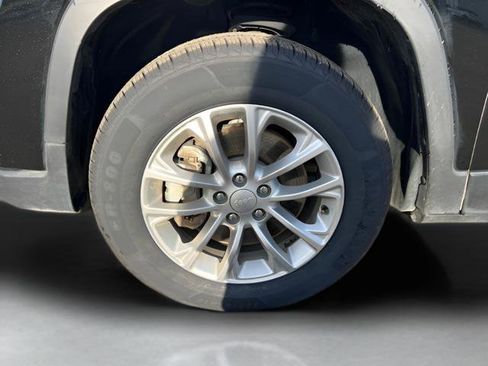 Used 2019 Jeep Cherokee Latitude w/ Popular Appearance Group AWD/4WD image 22