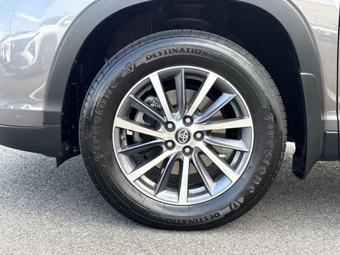 Used 2019 Toyota Highlander XLE AWD/4WD image 12