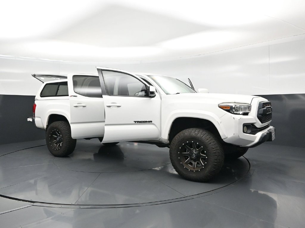 Used 2017 Toyota Tacoma SR5 w/ Tow Package AWD/4WD image 28