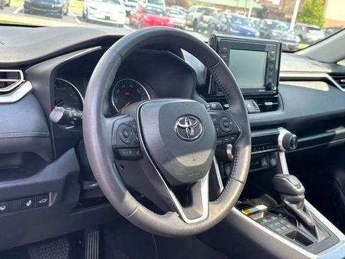 Used 2022 Toyota RAV4 XLE Premium AWD/4WD image 17