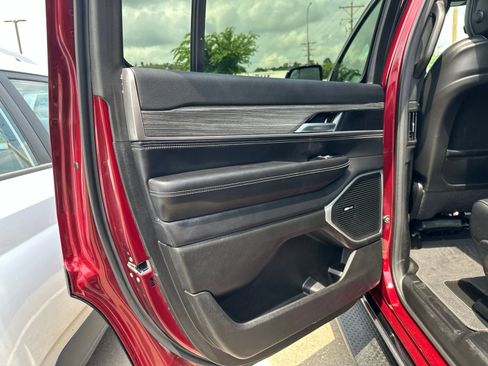 Used 2024 Jeep Wagoneer Series II AWD/4WD image 28