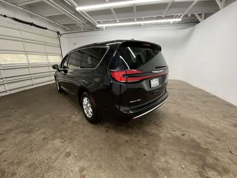 Used 2024 Chrysler Pacifica Touring-L FWD image 4