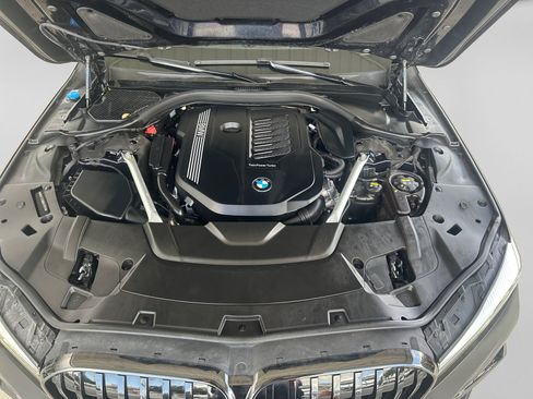 Used 2022 BMW 740i w/ M Sport Package RWD image 19