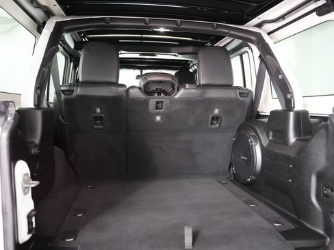 Used 2018 Jeep Wrangler Unlimited Sahara image 33