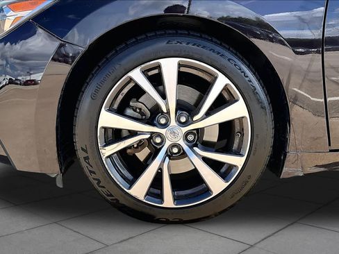 Used 2017 Nissan Maxima Platinum w/ Interior Lighting Package FWD image 11