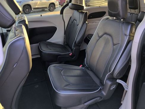 Used 2023 Chrysler Pacifica Limited image 25