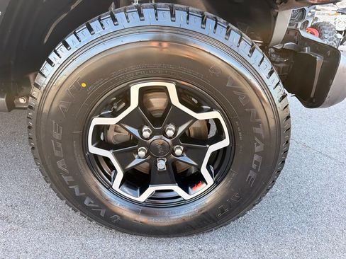 Used 2022 Jeep Gladiator Rubicon w/ LED Lighting Group AWD/4WD image 39