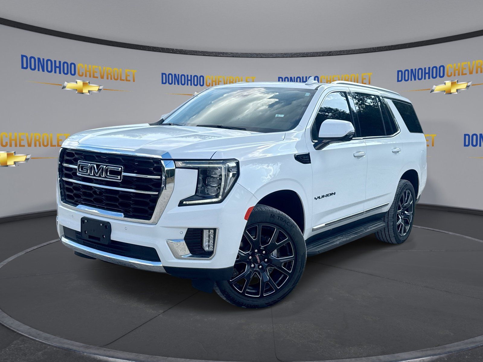 Used 2024 GMC Yukon SLT w/ SLT Premium Package AWD/4WD image 4