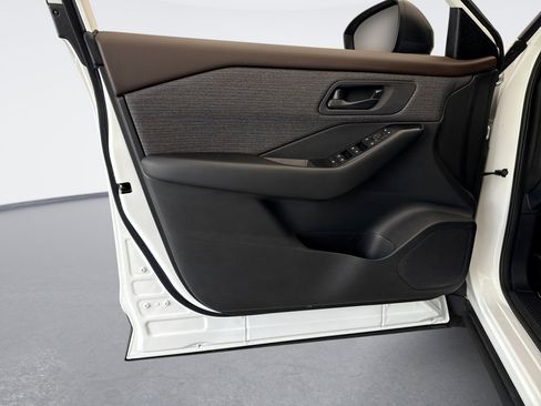 Used 2023 Nissan Rogue S image 9