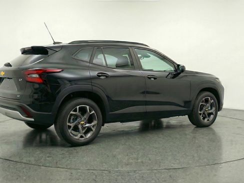 Used 2025 Chevrolet Trax LT w/ LT Convenience Package FWD image 9