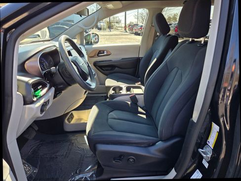 Used 2018 Chrysler Pacifica Touring Plus w/ Tire & Wheel Group image 12