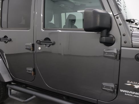 Used 2017 Jeep Wrangler Unlimited Sahara w/ Connectivity Group AWD/4WD image 20