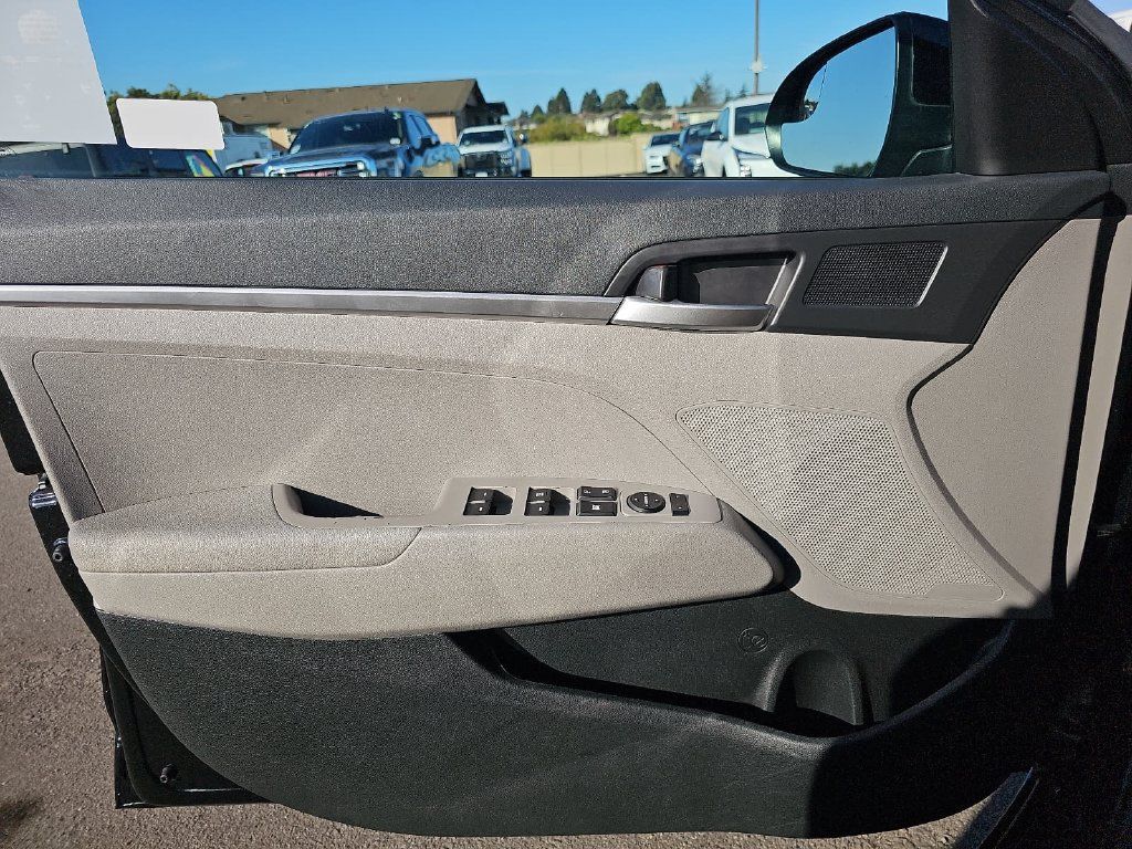 Used 2019 Hyundai Elantra SE FWD image 25