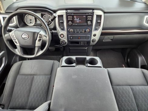 Used 2017 Nissan Titan SV image 10