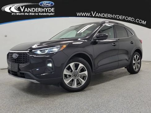 Used 2025 Ford Escape Platinum AWD/4WD image 1
