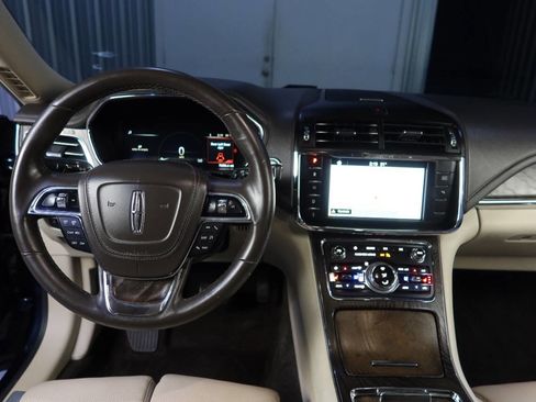 Used 2017 Lincoln Continental Select image 20