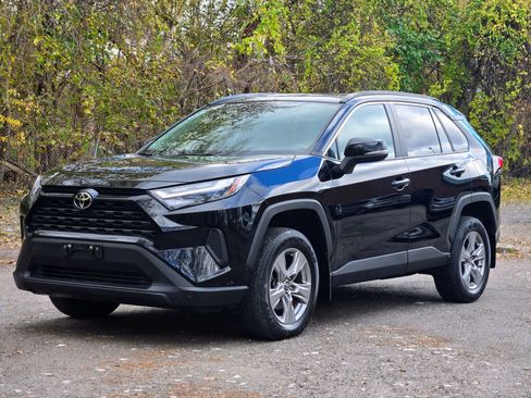 Used 2022 Toyota RAV4 XLE image 1