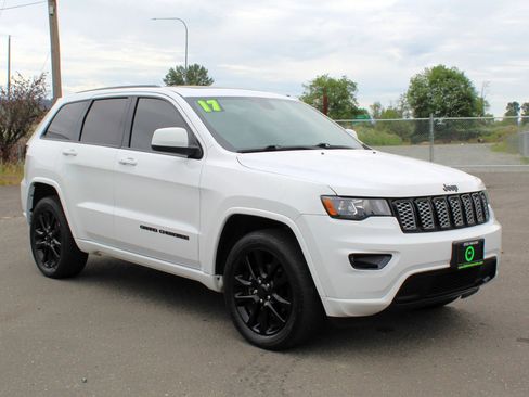 Used 2017 Jeep Grand Cherokee Altitude AWD/4WD image 1