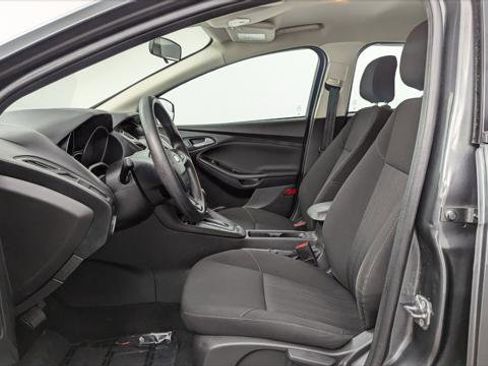 Used 2018 Ford Focus SE w/ SE Appearance Package image 13