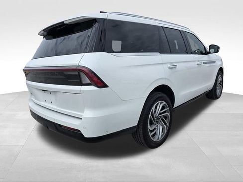 Used 2025 Lincoln Navigator Reserve AWD/4WD image 3