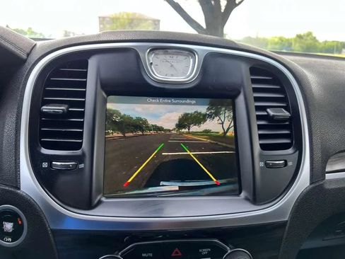 Used 2018 Chrysler 300 Touring RWD image 31