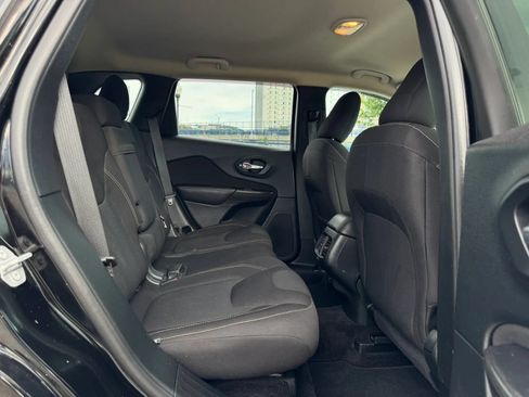 Used 2017 Jeep Cherokee Latitude AWD/4WD image 17