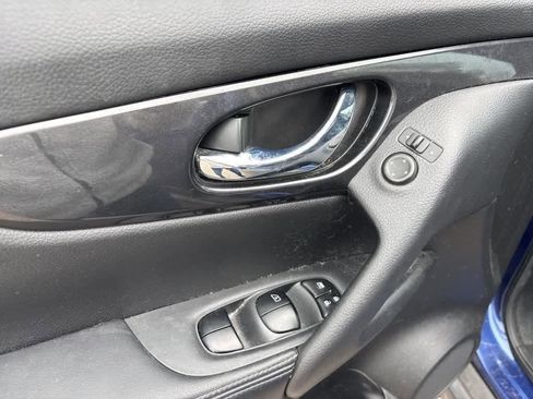 Used 2017 Nissan Rogue S image 9