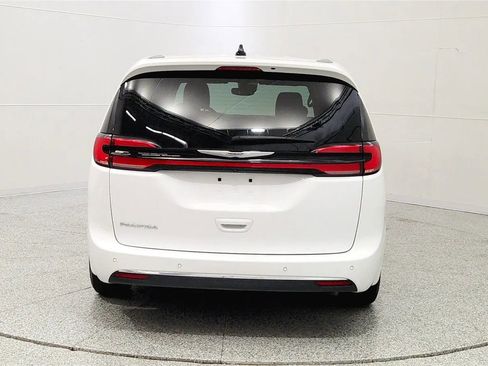 Used 2025 Chrysler Pacifica Select image 6