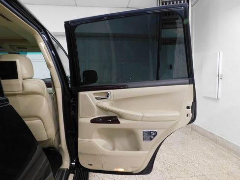 Used 2013 Lexus LX 570 4WD w/ Luxury Pkg w/Pre-crash image 91