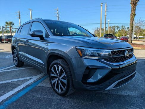 Certified 2022 Volkswagen Taos SE image 9