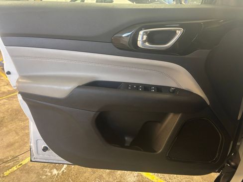 Used 2025 Jeep Compass Limited image 18