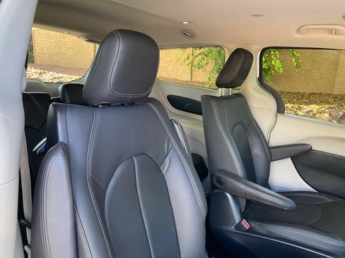 Used 2024 Chrysler Pacifica Limited FWD image 37