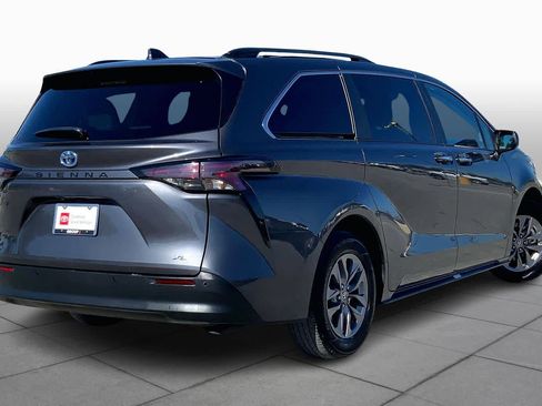 Used 2025 Toyota Sienna XLE image 12