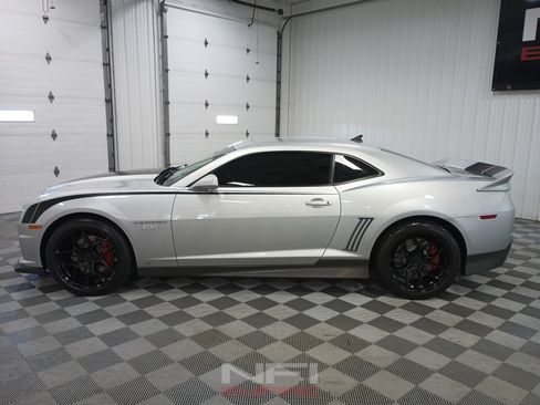 Used 2010 Chevrolet Camaro SS w/ LPO, Ground Effects Package RWD image 2
