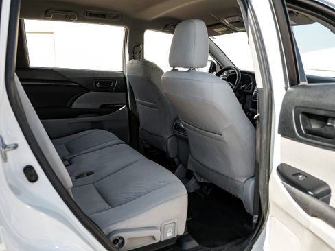 Used 2019 Toyota Highlander LE image 29